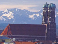 Die Münchner Frauenkirche vor den Alpen